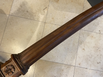 Een mahoniehouten bootsmast met eikenranken, Frankrijk of Itali&euml;, 18e eeuw