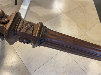 Een mahoniehouten bootsmast met eikenranken, Frankrijk of Itali&euml;, 18e eeuw