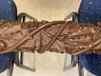 Een mahoniehouten bootsmast met eikenranken, Frankrijk of Itali&euml;, 18e eeuw