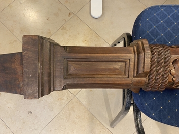 Een mahoniehouten bootsmast met eikenranken, Frankrijk of Itali&euml;, 18e eeuw
