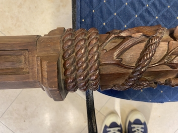 Een mahoniehouten bootsmast met eikenranken, Frankrijk of Itali&euml;, 18e eeuw