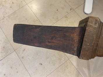 Een mahoniehouten bootsmast met eikenranken, Frankrijk of Itali&euml;, 18e eeuw