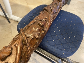 Een mahoniehouten bootsmast met eikenranken, Frankrijk of Itali&euml;, 18e eeuw