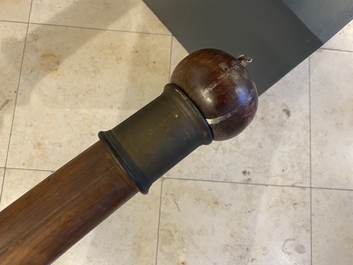 Een mahoniehouten bootsmast met eikenranken, Frankrijk of Itali&euml;, 18e eeuw