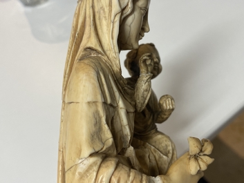 Een ivoren figuur van een Madonna met kind, wellicht Frankrijk, 15/16e eeuw