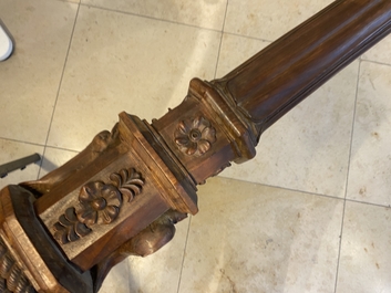 Een mahoniehouten bootsmast met eikenranken, Frankrijk of Itali&euml;, 18e eeuw