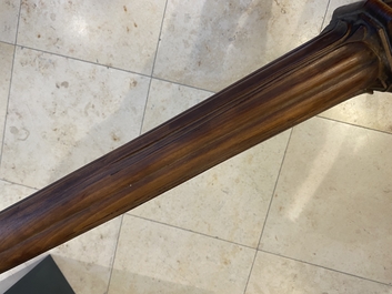 Een mahoniehouten bootsmast met eikenranken, Frankrijk of Itali&euml;, 18e eeuw