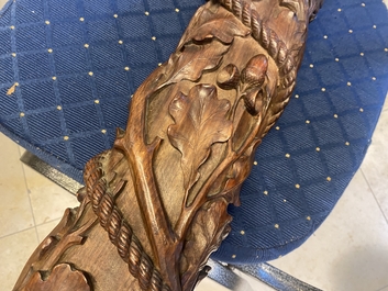 Een mahoniehouten bootsmast met eikenranken, Frankrijk of Itali&euml;, 18e eeuw