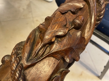 Een mahoniehouten bootsmast met eikenranken, Frankrijk of Itali&euml;, 18e eeuw