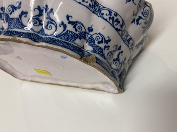 Een blauw-witte pique-fleurs, Moustiers, Frankrijk, 18e eeuw