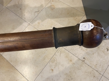 Een mahoniehouten bootsmast met eikenranken, Frankrijk of Itali&euml;, 18e eeuw