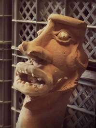 Une lampe &agrave; huile ou verseuse en gr&egrave;s incrust&eacute;e de galets en forme d'un lion, Badajoz, Portugal, 15/16&egrave;me
