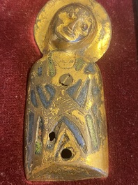 Een verguld koperen en champlev&eacute; emaille plaquette met de Heilige Maagd, Limoges, Frankrijk, 13e eeuw