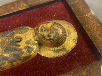 Een verguld koperen en champlev&eacute; emaille plaquette met de Heilige Maagd, Limoges, Frankrijk, 13e eeuw