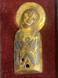 Een verguld koperen en champlev&eacute; emaille plaquette met de Heilige Maagd, Limoges, Frankrijk, 13e eeuw