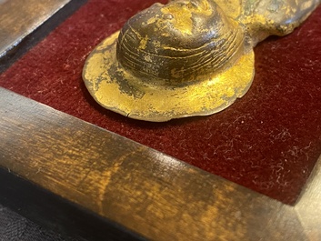 Een verguld koperen en champlev&eacute; emaille plaquette met de Heilige Maagd, Limoges, Frankrijk, 13e eeuw