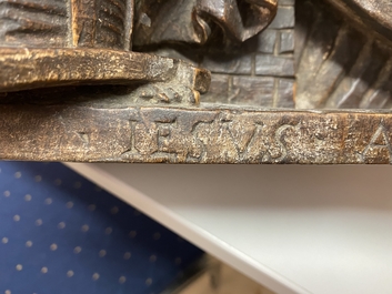 Een gepatineerde houten groep met Sint-Anna met het Jezuskind op een basis met inscriptie, ca. 1540