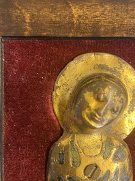 Een verguld koperen en champlev&eacute; emaille plaquette met de Heilige Maagd, Limoges, Frankrijk, 13e eeuw