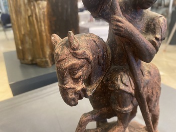 Une statue de Saint Georges en bois sculpt&eacute; monochrom&eacute; &agrave; l&rsquo;imitation de la terre cuite, 16&egrave;me