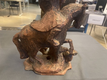 Une statue de Saint Georges en bois sculpt&eacute; monochrom&eacute; &agrave; l&rsquo;imitation de la terre cuite, 16&egrave;me