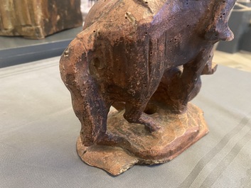Une statue de Saint Georges en bois sculpt&eacute; monochrom&eacute; &agrave; l&rsquo;imitation de la terre cuite, 16&egrave;me