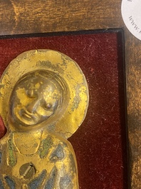 Een verguld koperen en champlev&eacute; emaille plaquette met de Heilige Maagd, Limoges, Frankrijk, 13e eeuw