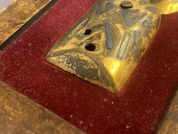 Een verguld koperen en champlev&eacute; emaille plaquette met de Heilige Maagd, Limoges, Frankrijk, 13e eeuw