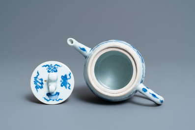 Een Chinese blauw-witte theepot met antiquiteiten, Kangxi