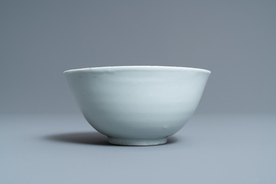 Een Chinese blauw-witte kom met mat-geglazuurde buitenkant, Fu merk, Ming