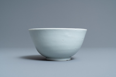 Een Chinese blauw-witte kom met mat-geglazuurde buitenkant, Fu merk, Ming