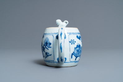 Een Chinese blauw-witte theepot met antiquiteiten, Kangxi