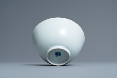 Een Chinese blauw-witte kom met mat-geglazuurde buitenkant, Fu merk, Ming