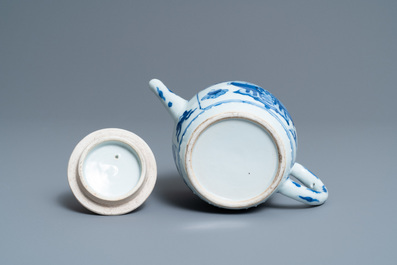 Een Chinese blauw-witte theepot met antiquiteiten, Kangxi