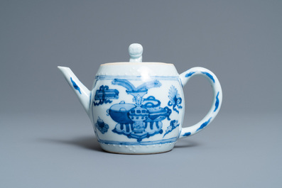 Een Chinese blauw-witte theepot met antiquiteiten, Kangxi