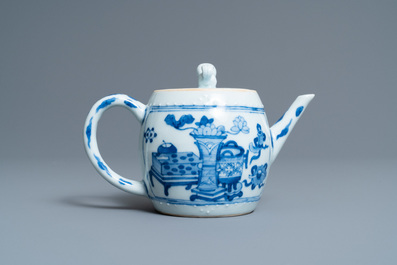 Een Chinese blauw-witte theepot met antiquiteiten, Kangxi