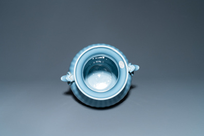Een Chinese monochrome lavendelblauwe vaas, Qianlong merk, Republiek