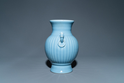 Een Chinese monochrome lavendelblauwe vaas, Qianlong merk, Republiek