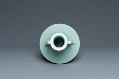 Un vase en porcelaine de Chine c&eacute;ladon monochrome, marque de Qianlong, R&eacute;publique