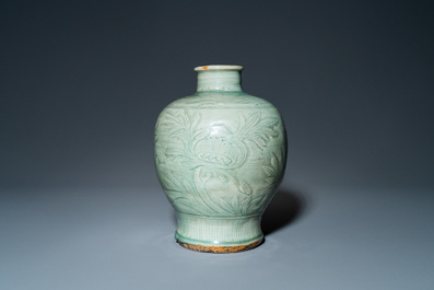 Een Chinese Longquan celadon 'meiping' vaas met onderglazuur decor, Ming