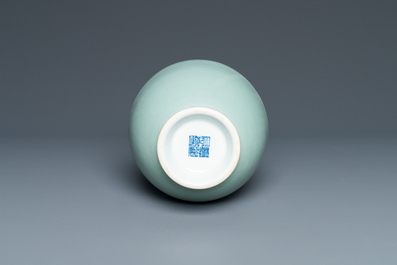 Un vase en porcelaine de Chine c&eacute;ladon monochrome, marque de Qianlong, R&eacute;publique