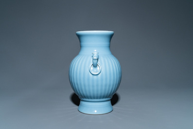 Een Chinese monochrome lavendelblauwe vaas, Qianlong merk, Republiek