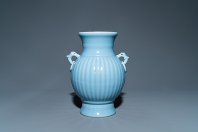 Een Chinese monochrome lavendelblauwe vaas, Qianlong merk, Republiek