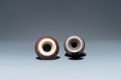 Un vase sur support en porcelaine de Chine &agrave; &eacute;mail 'fleur de p&ecirc;cher', marque de Kangxi, 19/20&egrave;me