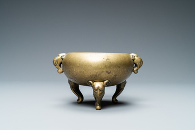 Un br&ucirc;le-parfum en bronze aux anses et pieds en forme d'&eacute;l&eacute;phants, Chine, marque et &eacute;poque de Qianlong