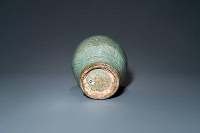 Een Chinese Longquan celadon 'meiping' vaas met onderglazuur decor, Ming