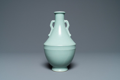 Un vase en porcelaine de Chine c&eacute;ladon monochrome, marque de Qianlong, R&eacute;publique