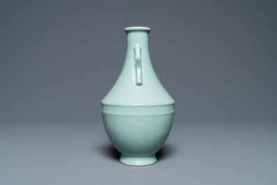 Un vase en porcelaine de Chine c&eacute;ladon monochrome, marque de Qianlong, R&eacute;publique