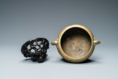 Un br&ucirc;le-parfum en bronze aux anses et pieds en forme d'&eacute;l&eacute;phants, Chine, marque et &eacute;poque de Qianlong