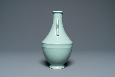 Un vase en porcelaine de Chine c&eacute;ladon monochrome, marque de Qianlong, R&eacute;publique