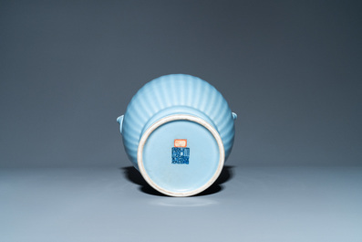 Een Chinese monochrome lavendelblauwe vaas, Qianlong merk, Republiek